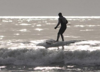  Paddle board en las olas con la base 